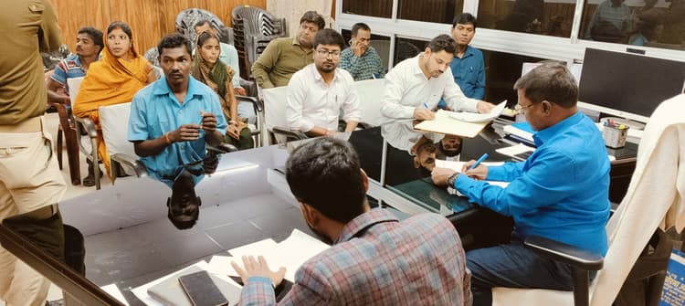 अपर समाहर्ता जमुई ने जनता दरबार में समस्याएं सुन न्याय का दिलाया भरोसा