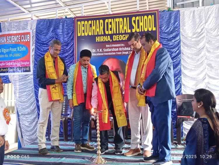 Deoghar news : छात्रों ने मॉडल किये पेश, विज्ञान को बताया जीवन का आधार