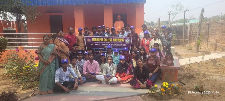 छात्र-छात्राओं ने किया मठ का भ्रमण