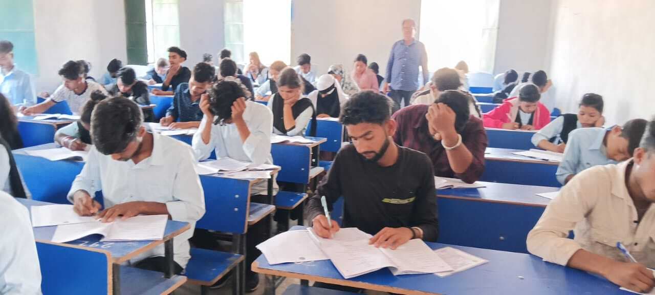 कड़ी सुरक्षा में हुई मैट्रिक व इंटर की परीक्षा