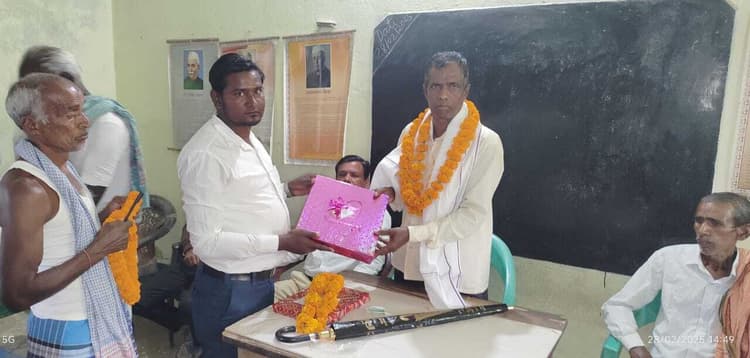 सेवानिवृत्ति पर शिक्षक को दी गयी विदाई