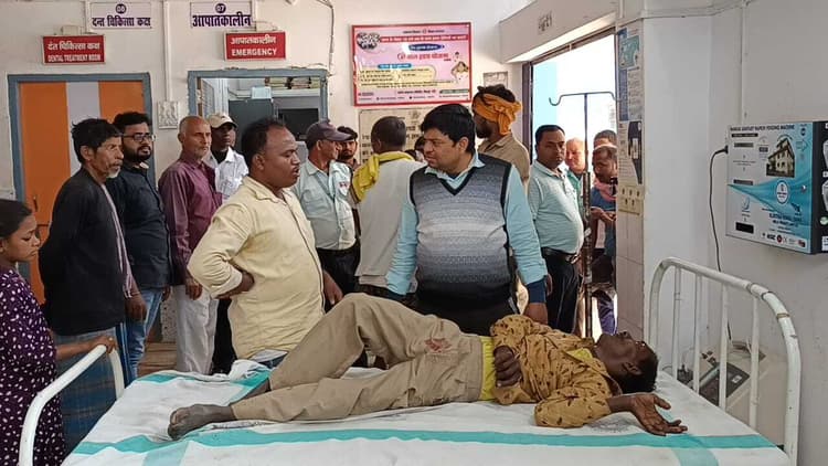 ऑटो व बाइक की टक्कर में ऑटो सवार जख्मी, रेफर