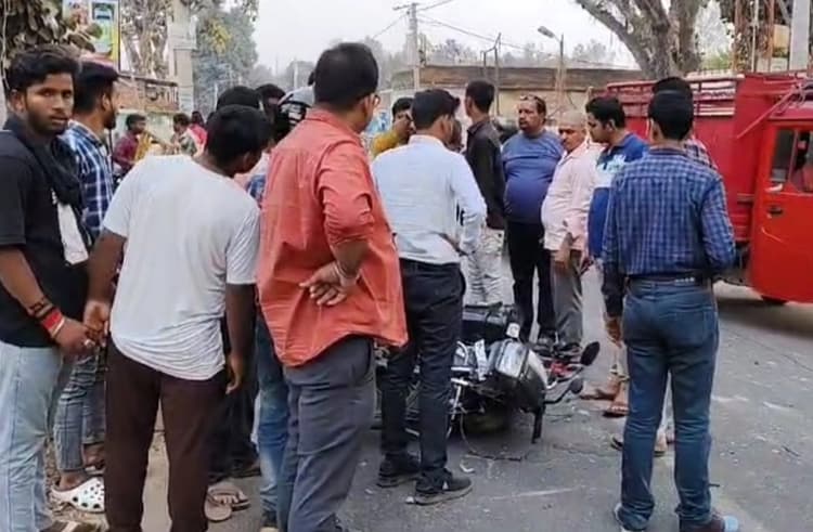 पिकअप व बाइक की टक्कर में बाइक सवार पिता-पुत्र घायल
