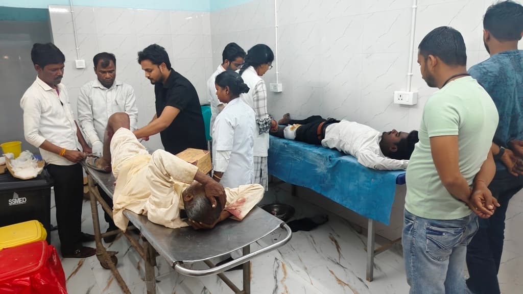 टोटो और बाइक की टक्कर में बुजुर्ग समेत तीन जख्मी, रेफर