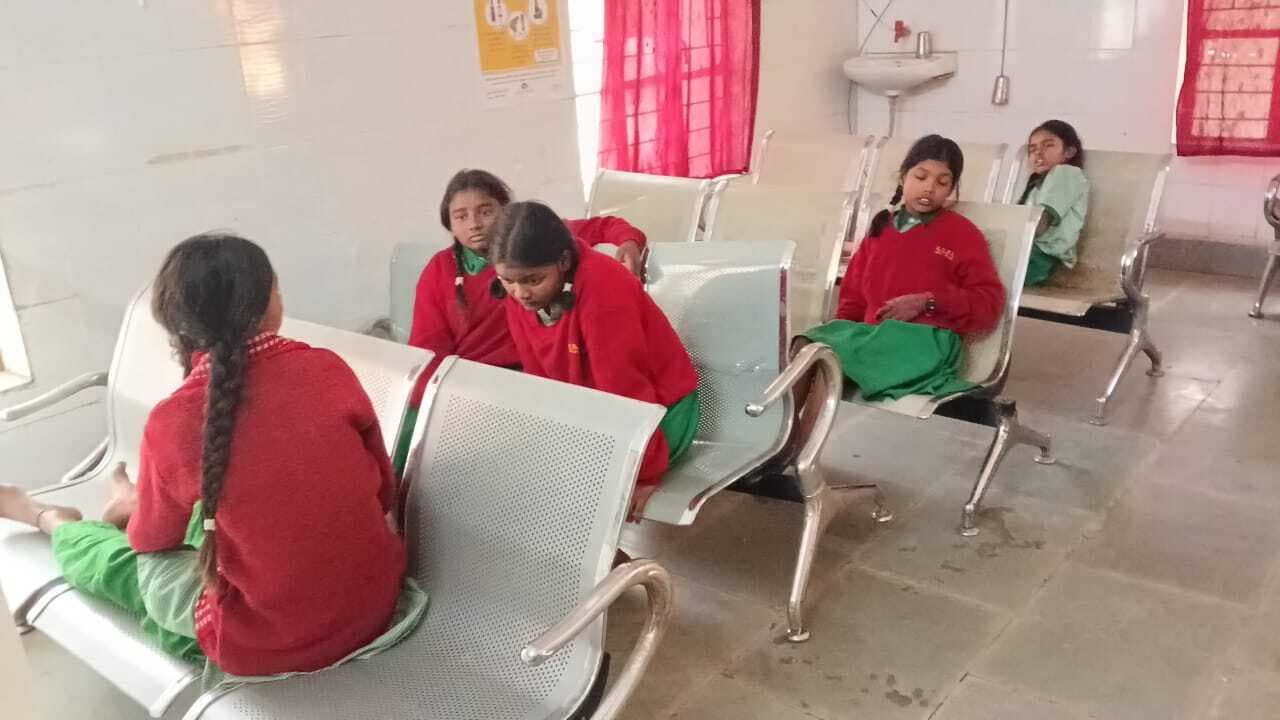 देवीपुर में फाइलेरिया की दवा खाने से कस्तूरबा विद्यालय की 13 छात्राएं बीमार