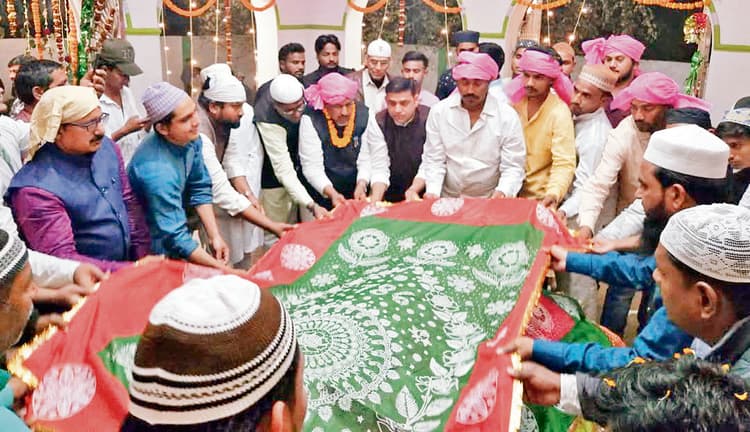 saran news. हजरत हुजूर मिसरी साह दादा के मजार पर चादरपोशी कर अकीदतमंदों ने की अमन-चैन की दुआ