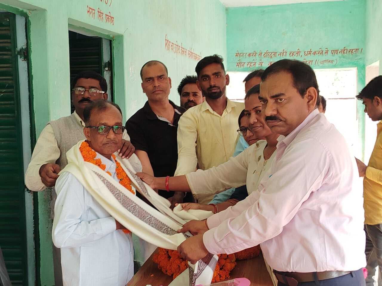 सेवानिवृत्ति पर शिक्षक को शॉल ओढ़ाकर व उपहार देकर किया सम्मानित