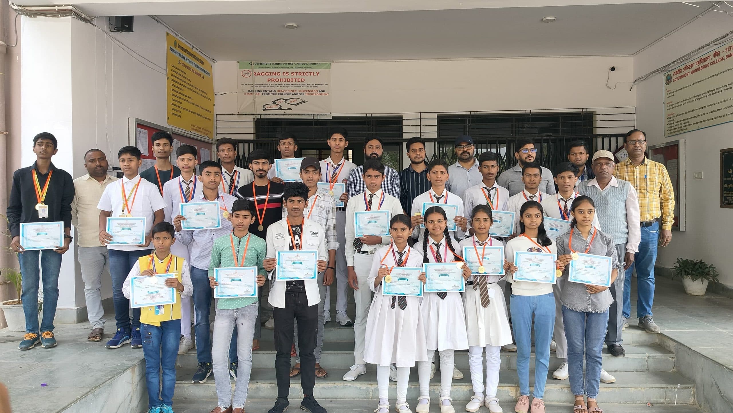 विज्ञान दिवस पर प्रतिभागियों के बीच पुरस्कार व प्रशस्ति पत्र वितरित