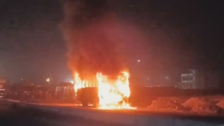 महात्मा गांधी सेतु पर चलते-चलते धू-धूकर जलने लगी बस, यात्रियों ने कूद कर बचाई जान, देखें वीडियो