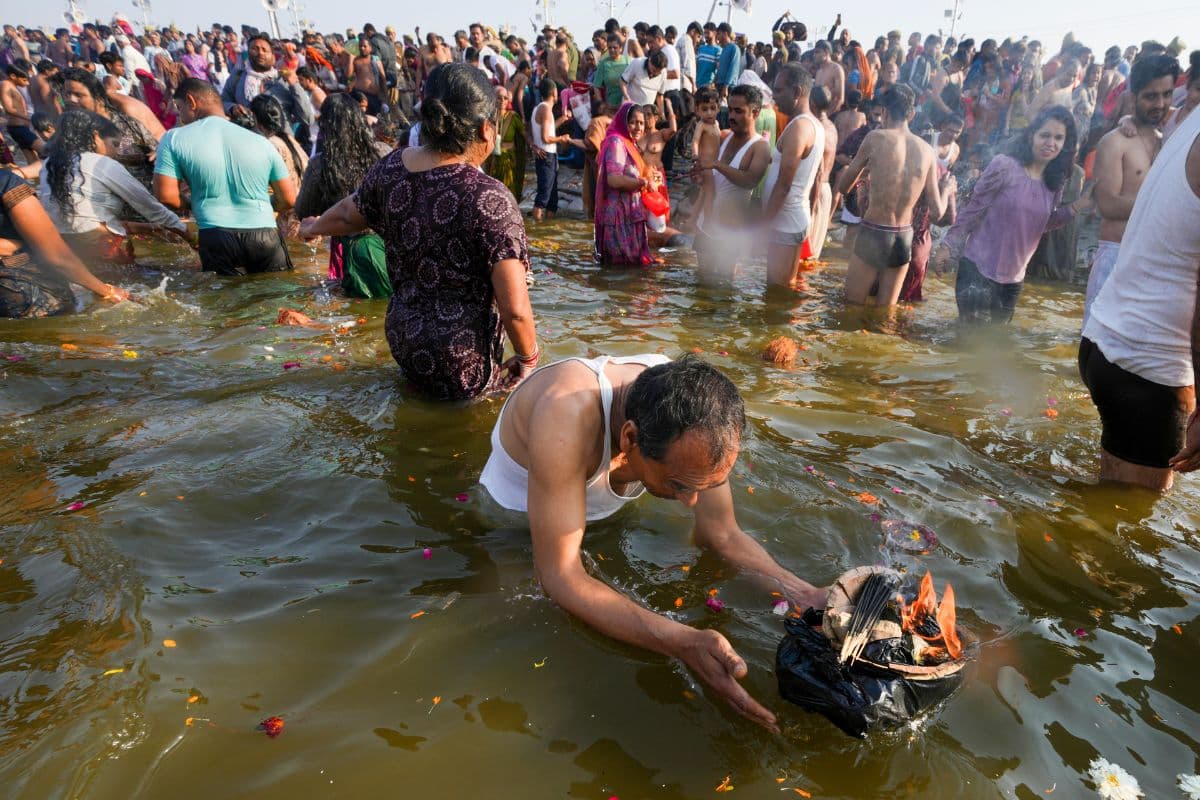 Mahakumbh 2025: рд╕реНрдирд╛рди рдХрд░рддреА рдорд╣рд┐рд▓рд╛рдУрдВ рдХреА рддрд╕реНрд╡реАрд░реЗрдВ рдФрд░ Video рдЗрдВрдЯрд░рдиреЗрдЯ рдкрд░ рдиреАрд▓рд╛рдо, рдЧреБрд╕реНрд╕реЗ рдореЗрдВ рд╕реАрдПрдо рдпреЛрдЧреА, рд▓рд┐рдпрд╛ рдмрдбрд╝рд╛ рдПрдХреНрд╢рди