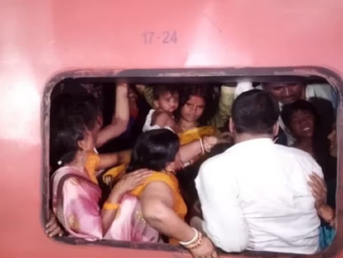 पुण्य कमाने जाने के लिए ट्रेनों में घमासान, पटना में शीशा तोड़ AC बोगी में घुसी महिला, कई हुए बेहोश