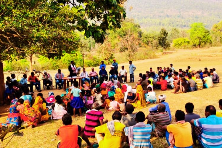 खरसावां के 3 टोले को जल्द मिलेगी पक्की सड़क की सौगात, दशरथ गगराई ने दिया आश्वासन, जानें अभी क्या है हाल, देखें PHOTOS-Video