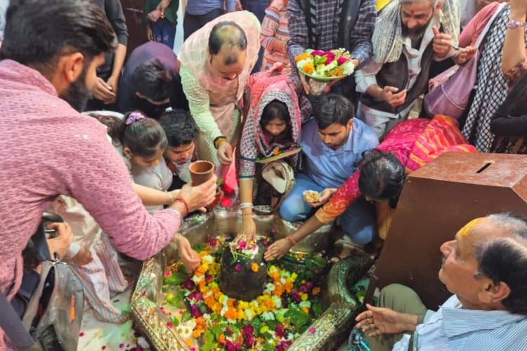 महाशिवरात्रि पर शिवालयों में उमड़ा आस्था का सैलाब, बम-बम भोले से गूंज रहा बिहार