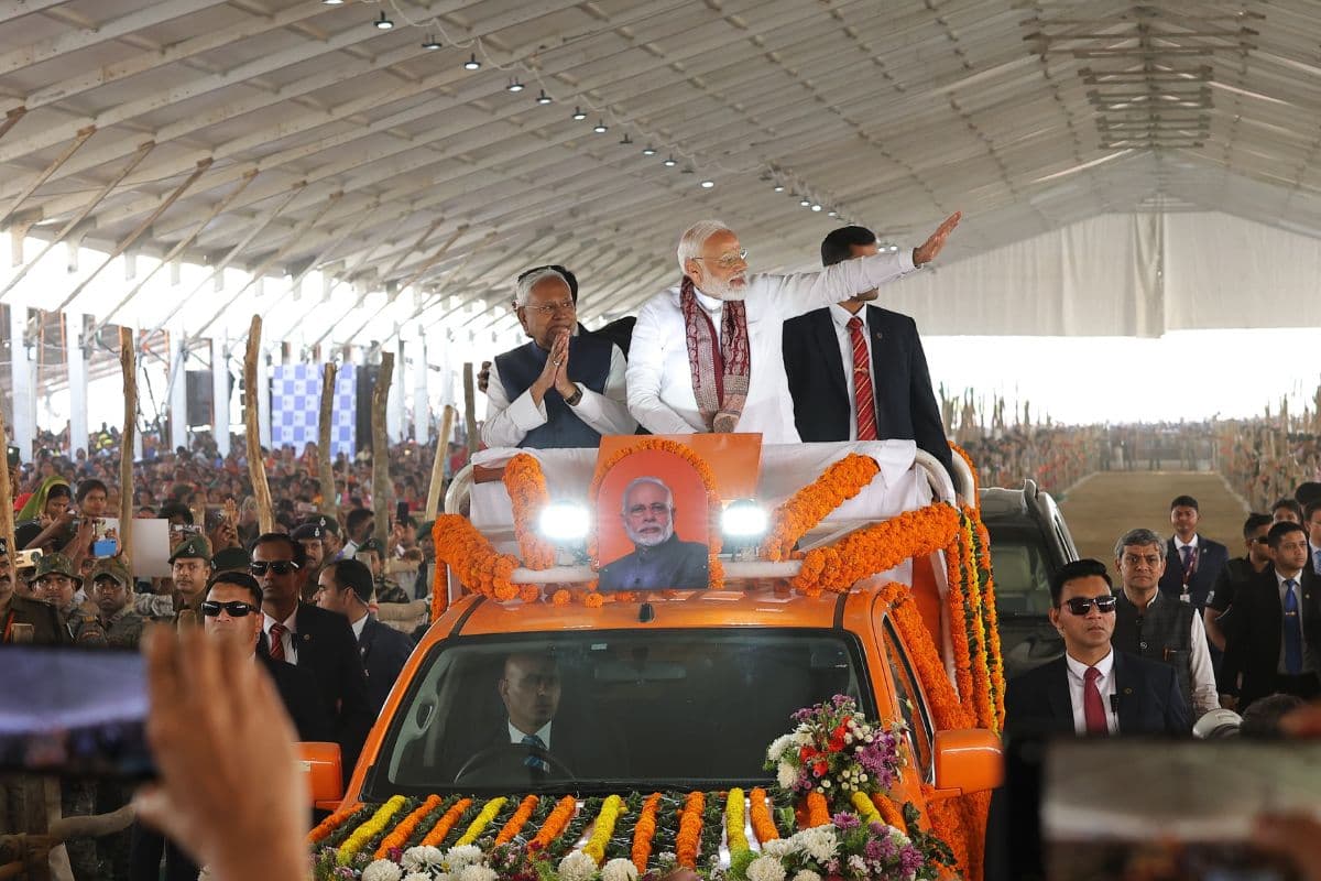 भागलपुर में दिखी पीएम मोदी और सीएम नीतीश की जुगलबंदी, ओपन जीप में किसानों के बीच से मंच तक पहुंचे