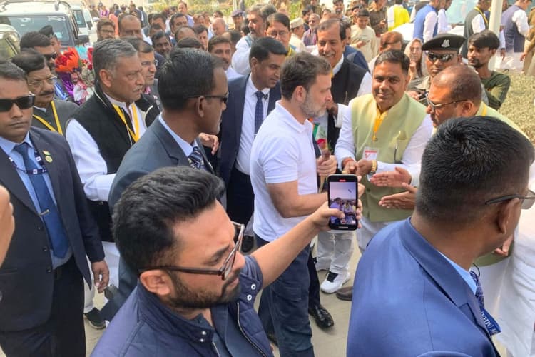 पटना पहुंचते ही शकील अहमद खान के घर पहुंचे राहुल गांधी, बेटे की मौत पर बढ़ाया हौसला