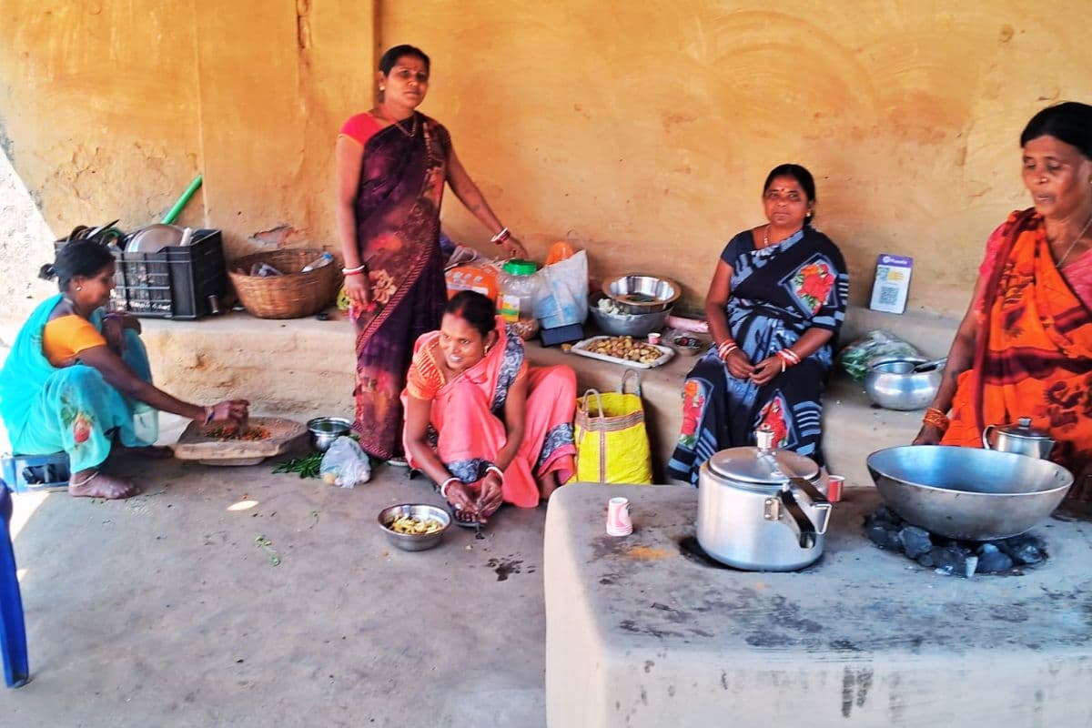 Success Story: दीदी कैफे चलाकर आत्मनिर्भर बनीं गोमिया की 5 महिलाएं