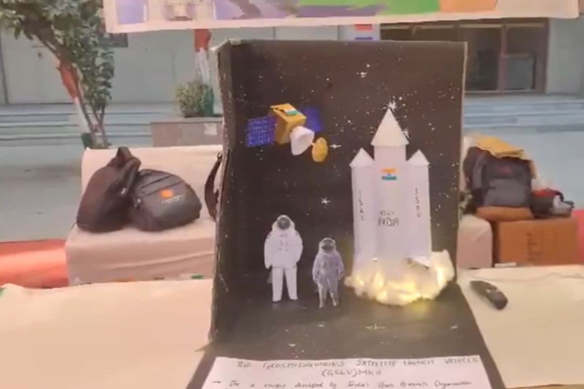 Delhi Election 2025: एस्ट्रोनॉट्स कर रहे वोटरों की मदद! दिल्ली में अनोखा मतदान केंद्र, देखें Video