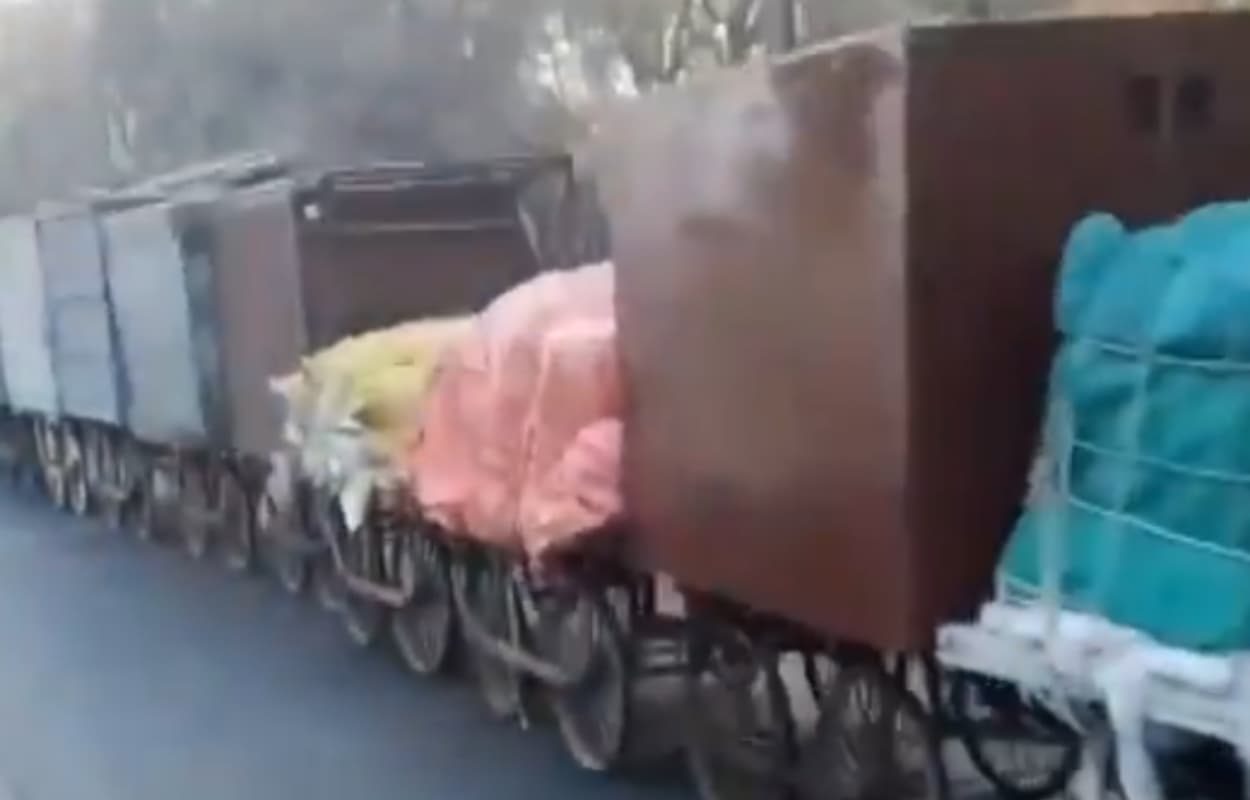 बिना पटरी के दौड़ पड़ी ट्रेन, सब रहे गए हक्का -बक्का, देखें Video