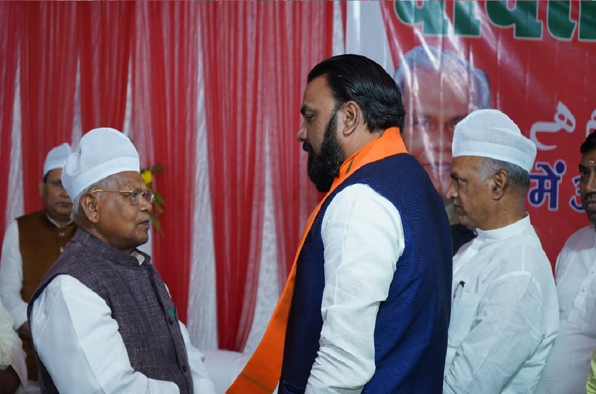जीतन राम मांझी के इफ्तार पार्टी में पहुंचे सीएम नीतीश कुमार, इस्लामिक टोपी पहनने से सम्राट चौधरी ने किया इंकार जीतन राम मांझी के इफ्तार पार्टी में पहुंचे सीएम नीतीश कुमार, इस्लामिक टोपी पहनने से सम्राट चौधरी ने किया इंकार