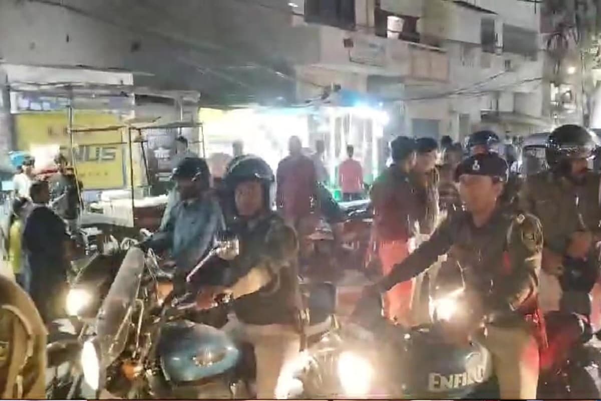 Holi 2025: होली के रंग में भंग डालने वालों पर पटना पुलिस की पैनी नजर, फ्लैग मार्च कर दिए ये संकेत Holi 2025: होली के रंग में भंग डालने वालों पर पटना पुलिस की पैनी नजर, फ्लैग मार्च कर दिए ये संकेत