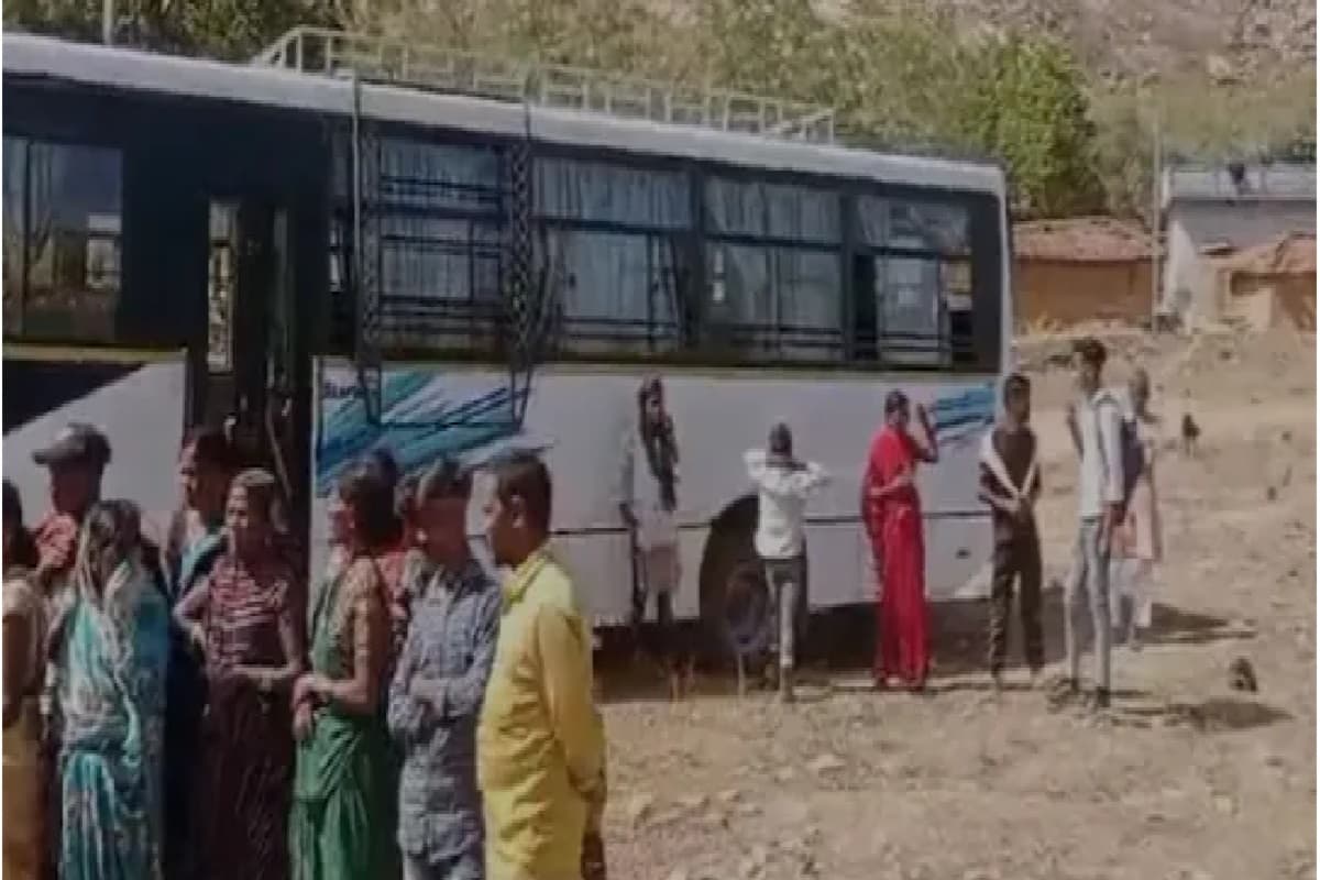 Nawada News: बिजली तार की चपेट में आने से 4 की मौत, मरने वालों में एक ही परिवार के तीन सदस्य शामिल Nawada News: बिजली तार की चपेट में आने से 4 की मौत, मरने वालों में एक ही परिवार के तीन सदस्य शामिल