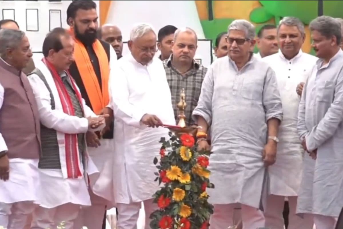 Bihar Diwas 2025: पटना के गांधी मैदान में पहुंचे सीएम नीतीश कुमार, गुब्बारा उड़ाकर बिहार दिवस समारोह का किया उद्घाटन Bihar Diwas 2025: पटना के गांधी मैदान में पहुंचे सीएम नीतीश कुमार, गुब्बारा उड़ाकर बिहार दिवस समारोह का किया उद्घाटन