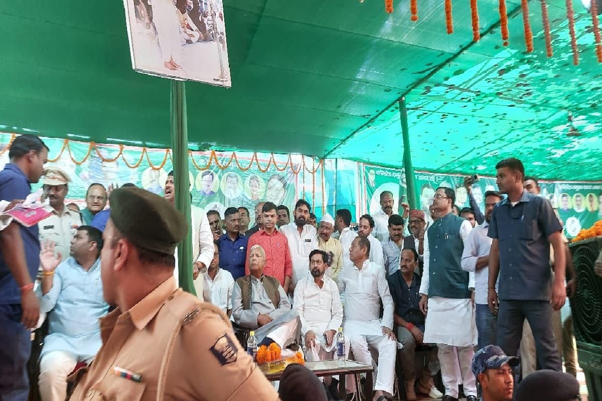 Bihar Politics: लालू यादव गरजे, कहा- तेजस्वी को कोई माई का लाल सीएम बनने से नहीं रोक सकता Bihar Politics: लालू यादव गरजे, कहा- तेजस्वी को कोई माई का लाल सीएम बनने से नहीं रोक सकता