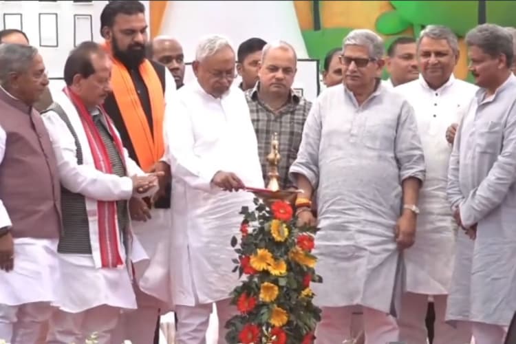 Bihar Diwas 2025: पटना के गांधी मैदान में पहुंचे सीएम नीतीश कुमार, गुब्बारा उड़ाकर बिहार दिवस समारोह का किया उद्घाटन