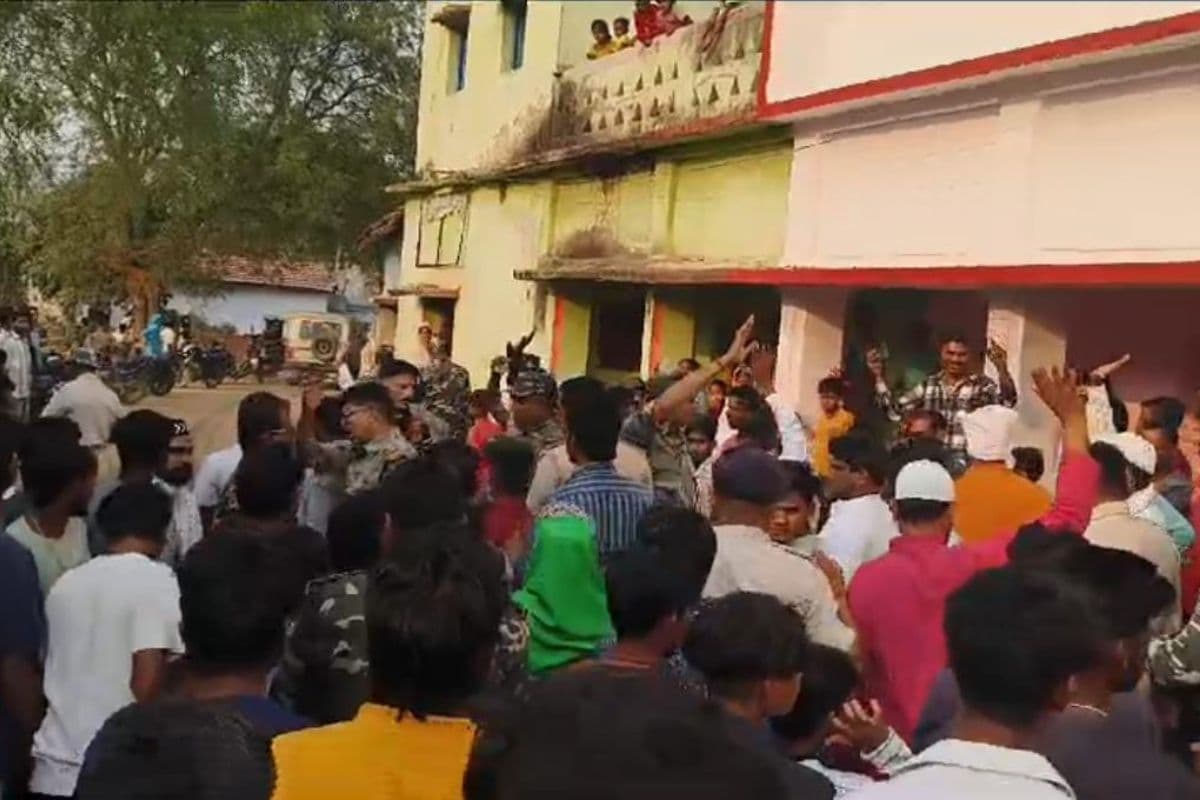 Cyber Crime: देवघर में साइबर अपराधियों को पकड़ने गयी थी पुलिस, थाना प्रभारी और एक जवान को ग्रामीणों ने बनाया बंधक