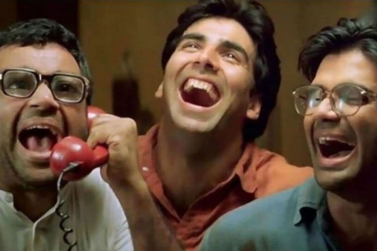 25 Years Of Hera Pheri: рдЕрдЦрдмрд╛рд░ рдмрд┐рдЫрд╛ рдХрд░ рд╕реЛрдиреЗ рд╕реЗ рдХрд▓рд╛рдХрд╛рд░реЛрдВ рдХреА рдЕрджрд▓рд╛ рдмрджрд▓реА рддрдХ, рдРрд╕реЗ рдХрд▓реНрдЯ-рдХреЙрдореЗрдбреА рдмрдиреА рд╣реЗрд░рд╛ рдлреЗрд░реА