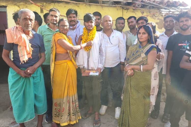 संघर्ष से सफलता तक: बिहटा के आकाश कुमार ने बिहार में पाया 7वां स्थान, आईआईटी और सिविल सेवा का है सपना