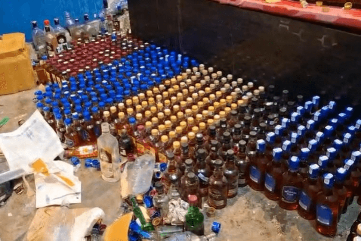 Bihar News: होली से पहले 185 कार्टन विदेशी शराब धराया, मौके से तस्कर गिरफ्तार