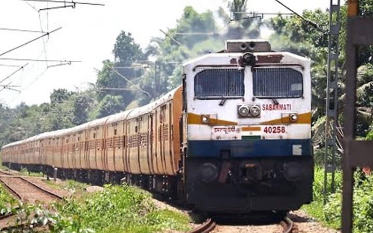 Railway News: छुट्टियों में ट्रेन से घूमने का है प्लान? इन तारीखों में कैंसिल हैं कई ट्रेनें, देखें पूरी लिस्ट