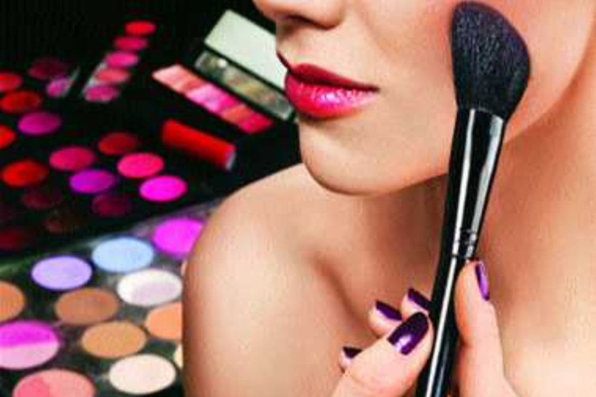 Blush Selection Tips: अपने गालों को बनाएं और भी खूबसूरत, जानें कौन सा ब्लश है बेस्ट