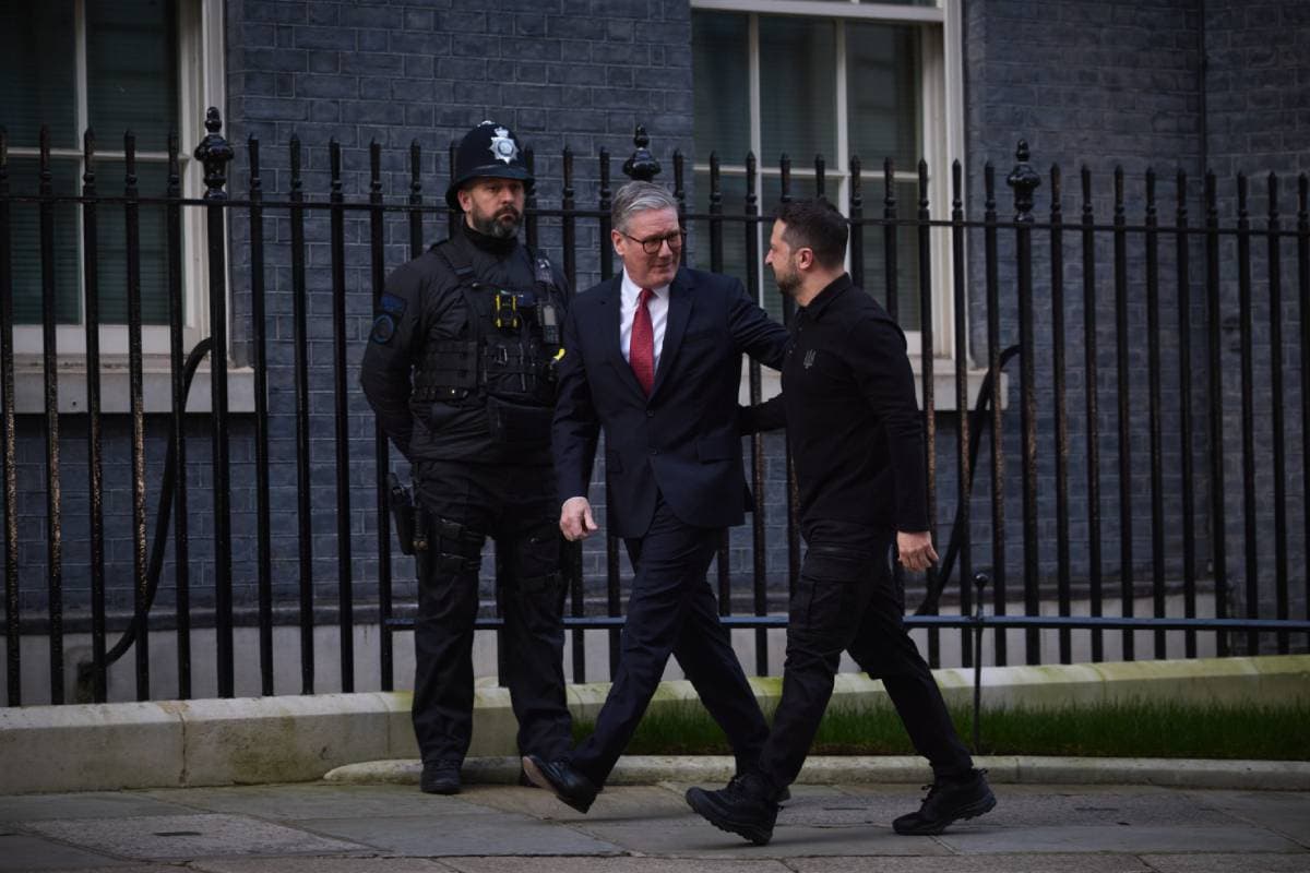 Zelensky in UK Video : ट्रंप से बहस के बाद ब्रिटेन पहुंचे जेलेंस्की, पीएम स्टारमर ने लगा लिया गले