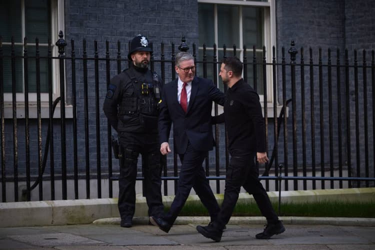 Zelensky in UK Video : ट्रंप से बहस के बाद ब्रिटेन पहुंचे जेलेंस्की, पीएम स्टारमर ने लगा लिया गले