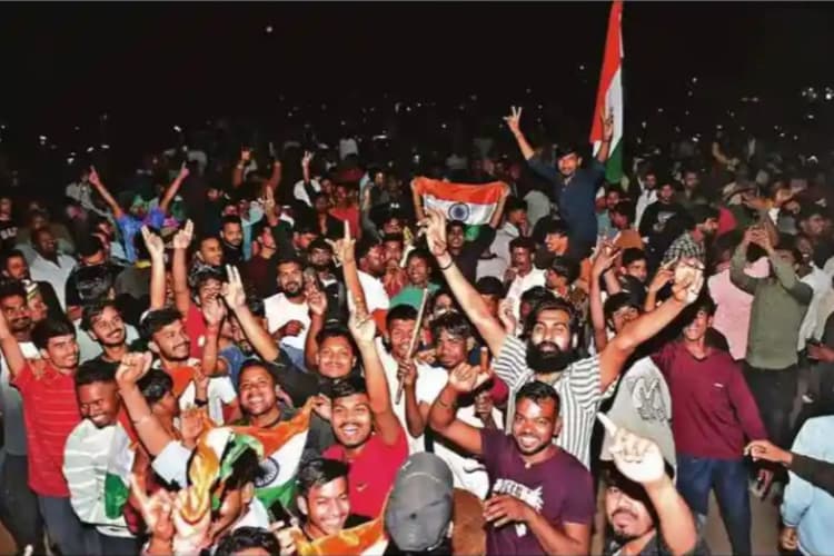 जीत की जश्न के बीच अल्बर्ट एक्का चौक पर दो गुटों में हुई मारपीट, माहौल हुआ तनावपूर्ण