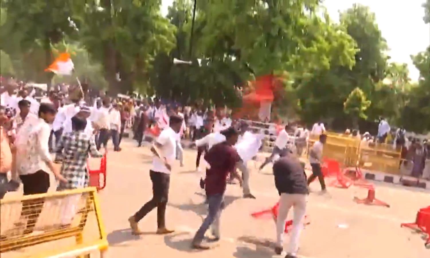 Bhubaneswar Congress Protest: विधायकों के निलंबन पर कांग्रेस का उग्र प्रदर्शन, पुलिस पर कुर्सियों से हमला