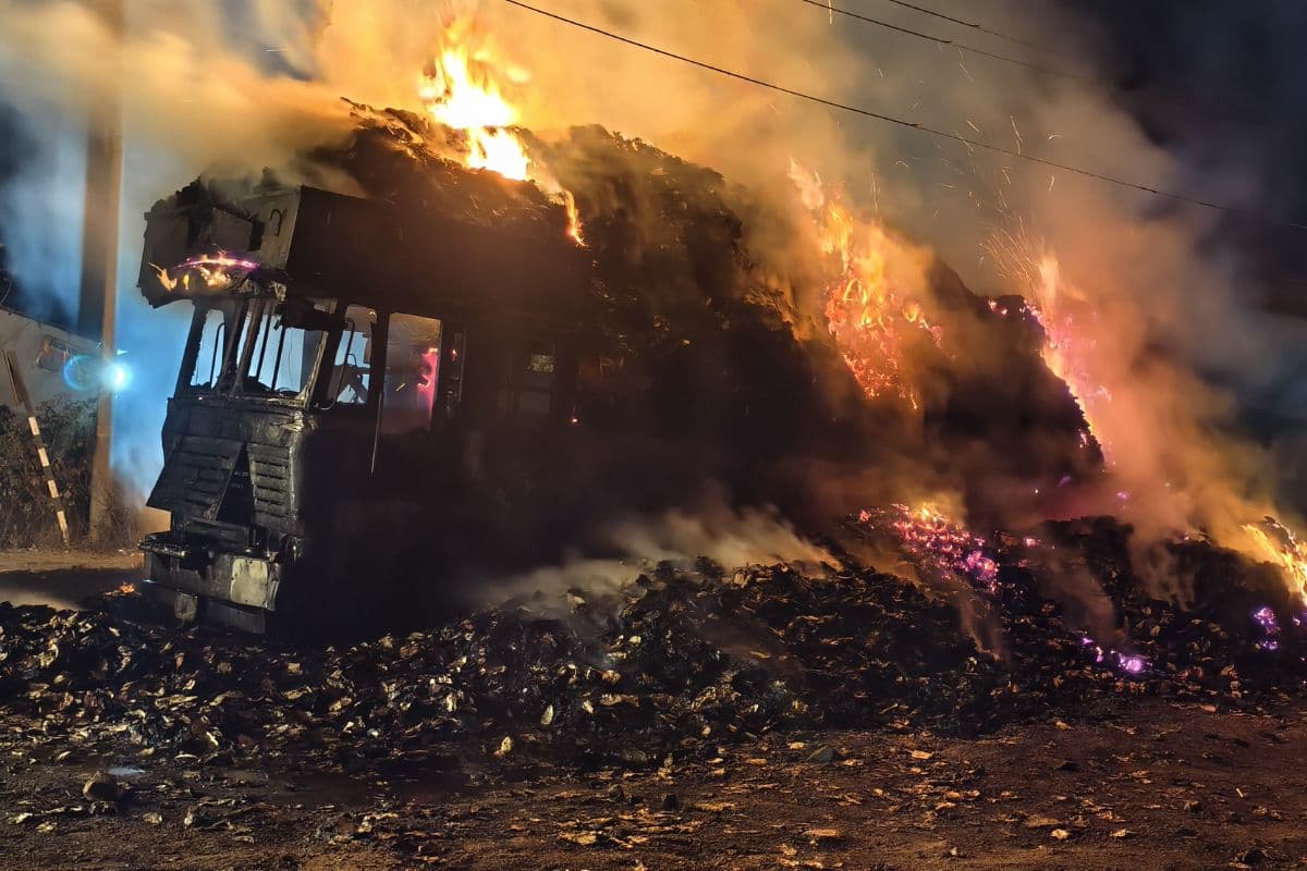 Pakur News: पाकुड़ में बीड़ी पत्ते से लदा ट्रक जलकर खाक, चालक की सूझ बूझ से टल गया बड़ा हादसा