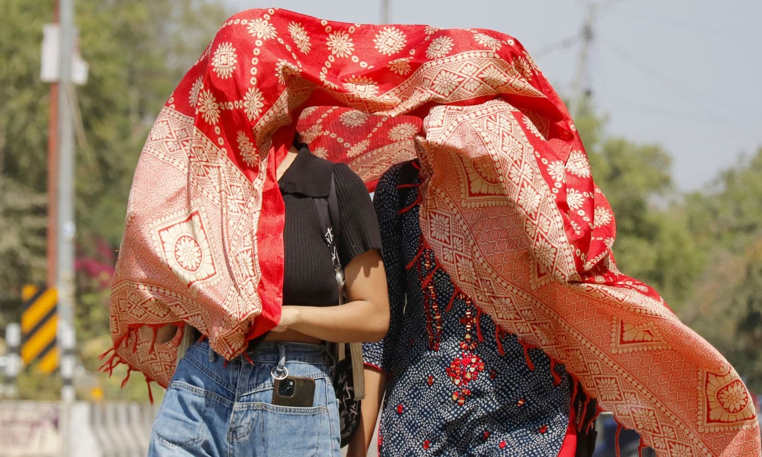 Delhi Weather: दिल्ली में आसमान से बरस रही आग, 39 डिग्री तापमान…गर्मी ने तोड़ दिए सारे रिकॉर्ड