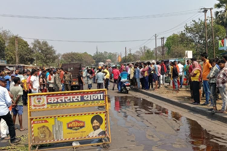 ट्रेलर की चपेट में आने से सांसद ढुलू महतो और विधायक शत्रुघ्न महतो के यूनियन वर्कर की मौत