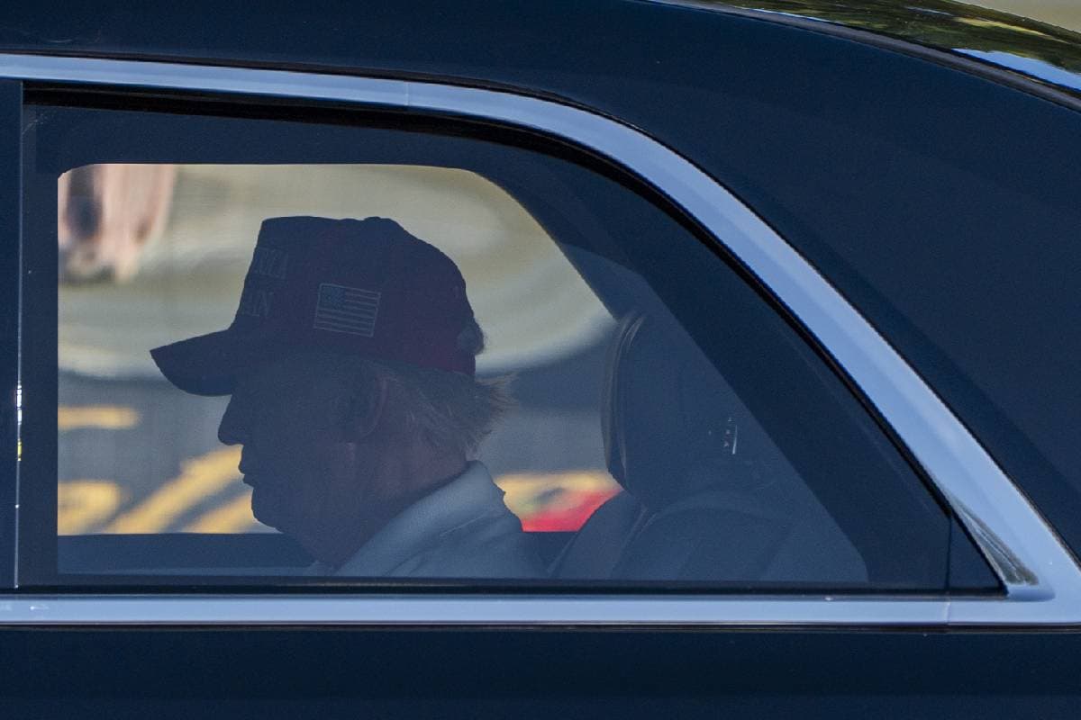 Trump in Danger : डोनाल्ड ट्रंप के रिसॉर्ट के ऊपर पहुंचा एयरक्राफ्ट, मचा हड़कंप, F-16 जेट तुरंत पहुंचा