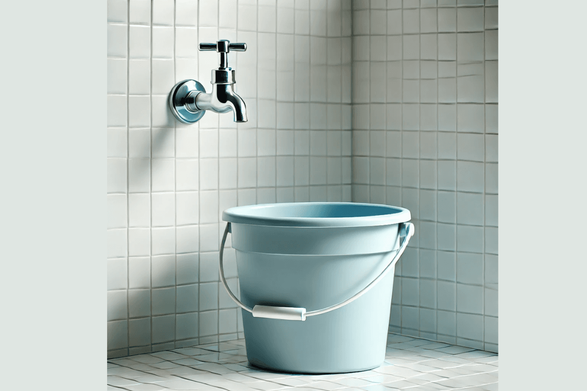 Vastu Tips: नहाने के बाद खाली बाल्टी छोड़ने से क्या होता है