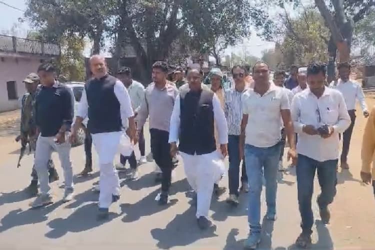पलामू में सड़क पर उतरे पूर्व मंत्री केएन त्रिपाठी, बंद कराया फोरलेन निर्माण कार्य, देखें Video