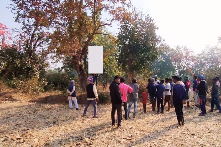 डुमरी बिहार रेलवे स्टेशन के पास पेड़ से झूलता मिला युवक का शव