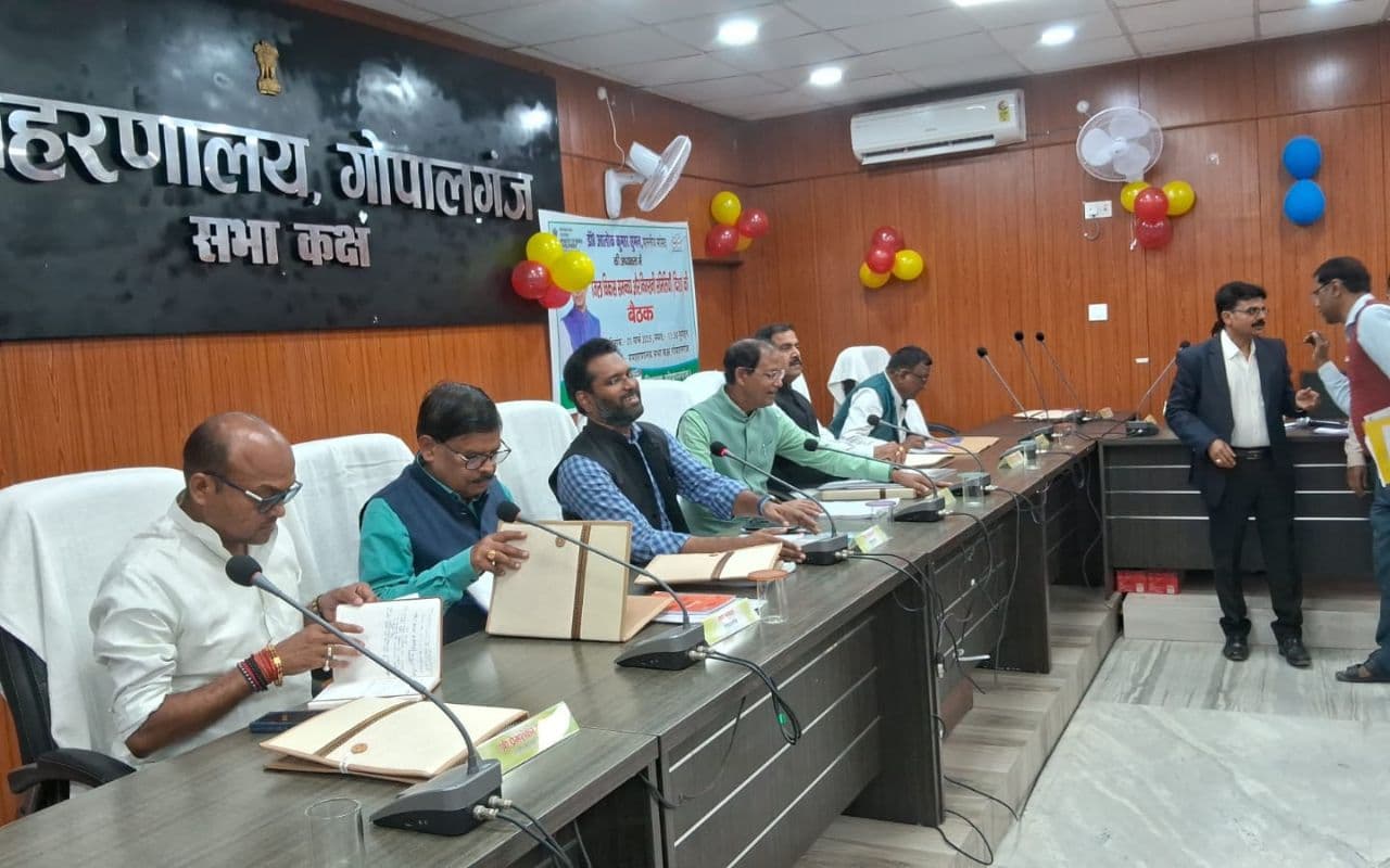 Bihar News: इस जिले में सभी स्टेशनों पर रुकेगी एक्सप्रेस ट्रेनें, सांसद ने दी खुशखबरी