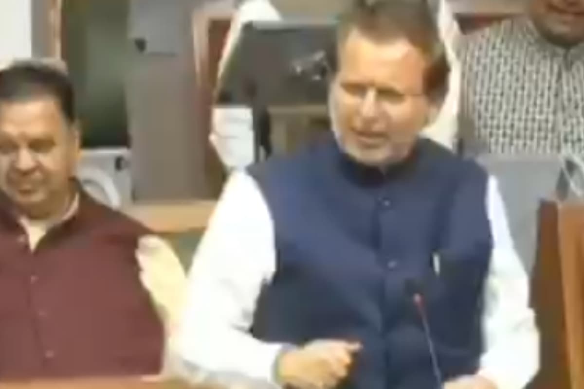 गोबर से लेकर जलेबी... अपने ही पार्टी पर बरसे विधायक जी, Video देखें