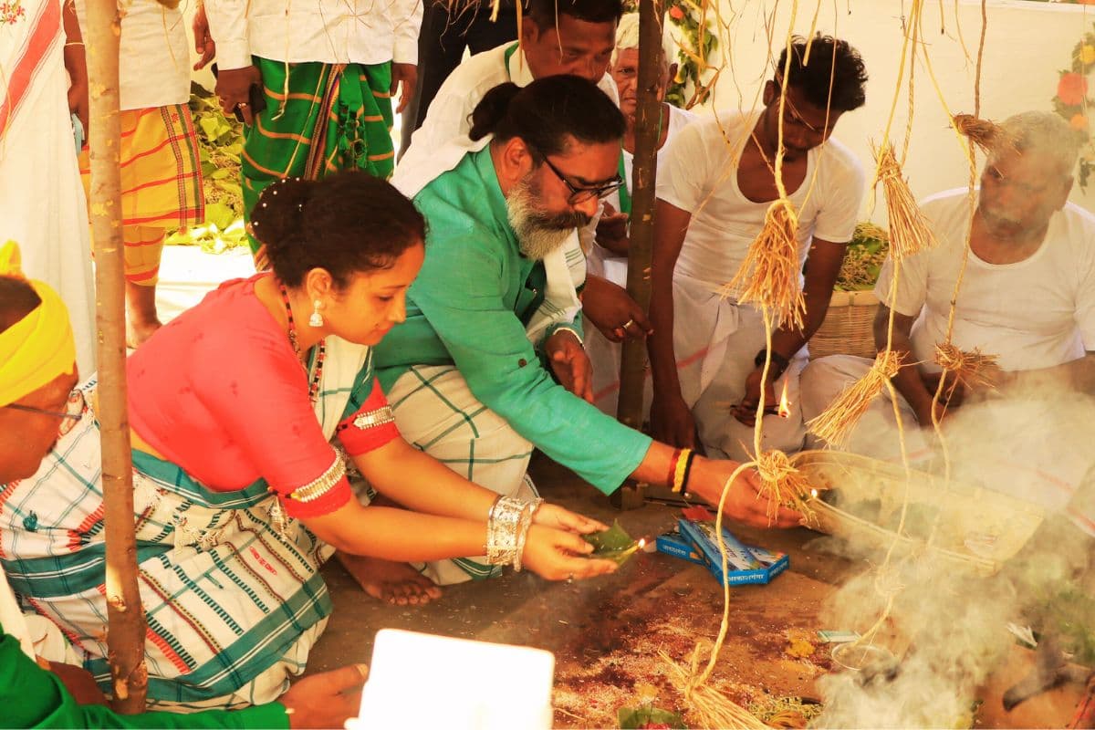 बाहा बोंगा में कल्पना सोरेन के साथ शामिल हुए हेमंत सोरेन, बोले- जल, जंगल, जमीन के संरक्षण के लिए सबको सोचना चाहिए