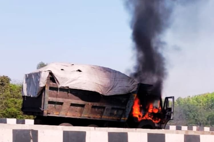 होली के दिन टाटा-रांची हाईवे पर धू-धू कर जला कोयला लदा हाइवा, देखें Video