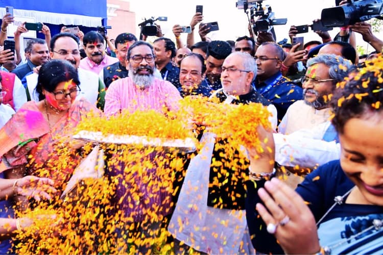 Holi 2025: झारखंड विधानसभा में हेमंत सोरेन ने खेली ऐसी होली, शरमायीं कल्पना सोरेन, देखें PHOTOS